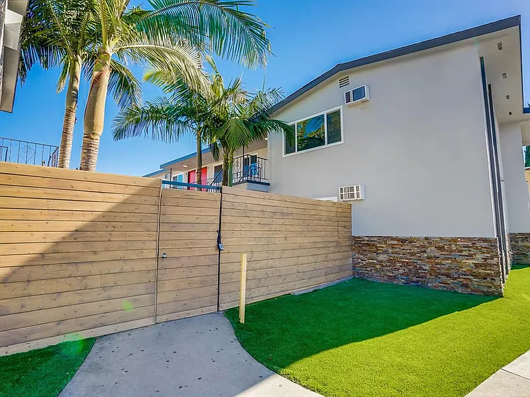 900 Alamitos Ave — Photo 47