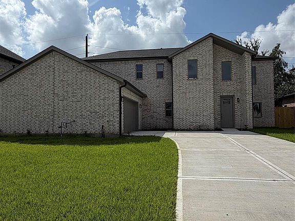3rd image of 2611 Liguria Ln