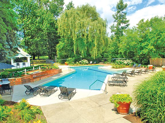 Resort style swimming pool, kiddy pool, fundeck, social conversation area.