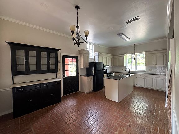 3rd image of 3811 Creswell Ave
