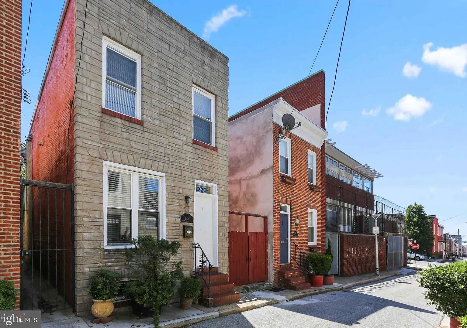 Fabulous 2bd/1.5ba Upper Fells Rowhome w/ CAC & W/D--Available 12/15 — Photo 2