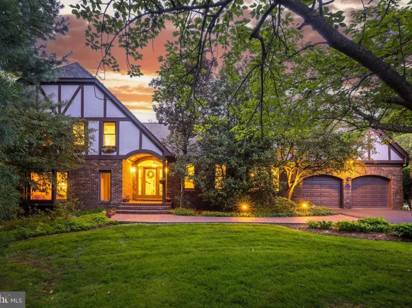 8428 Holly Leaf Dr, McLean, VA 22102