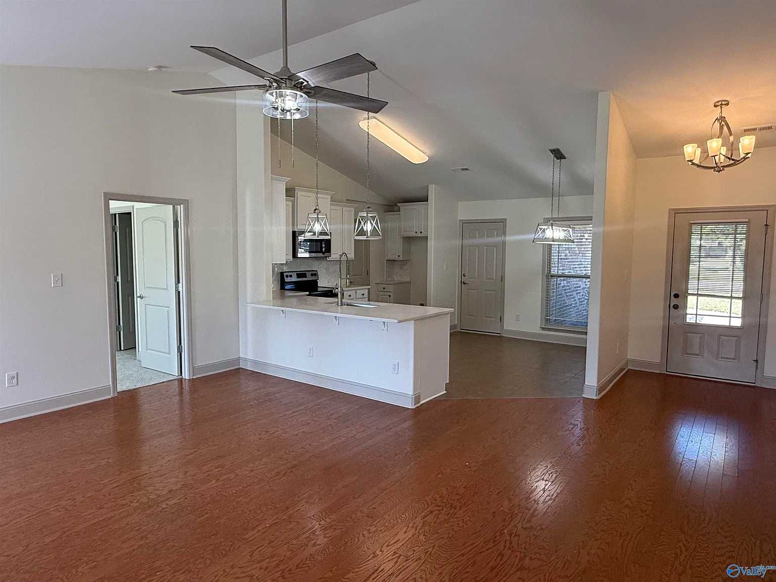 3 bed, 2.0 bath, 1610 sqft, $1,995 — Photo 3