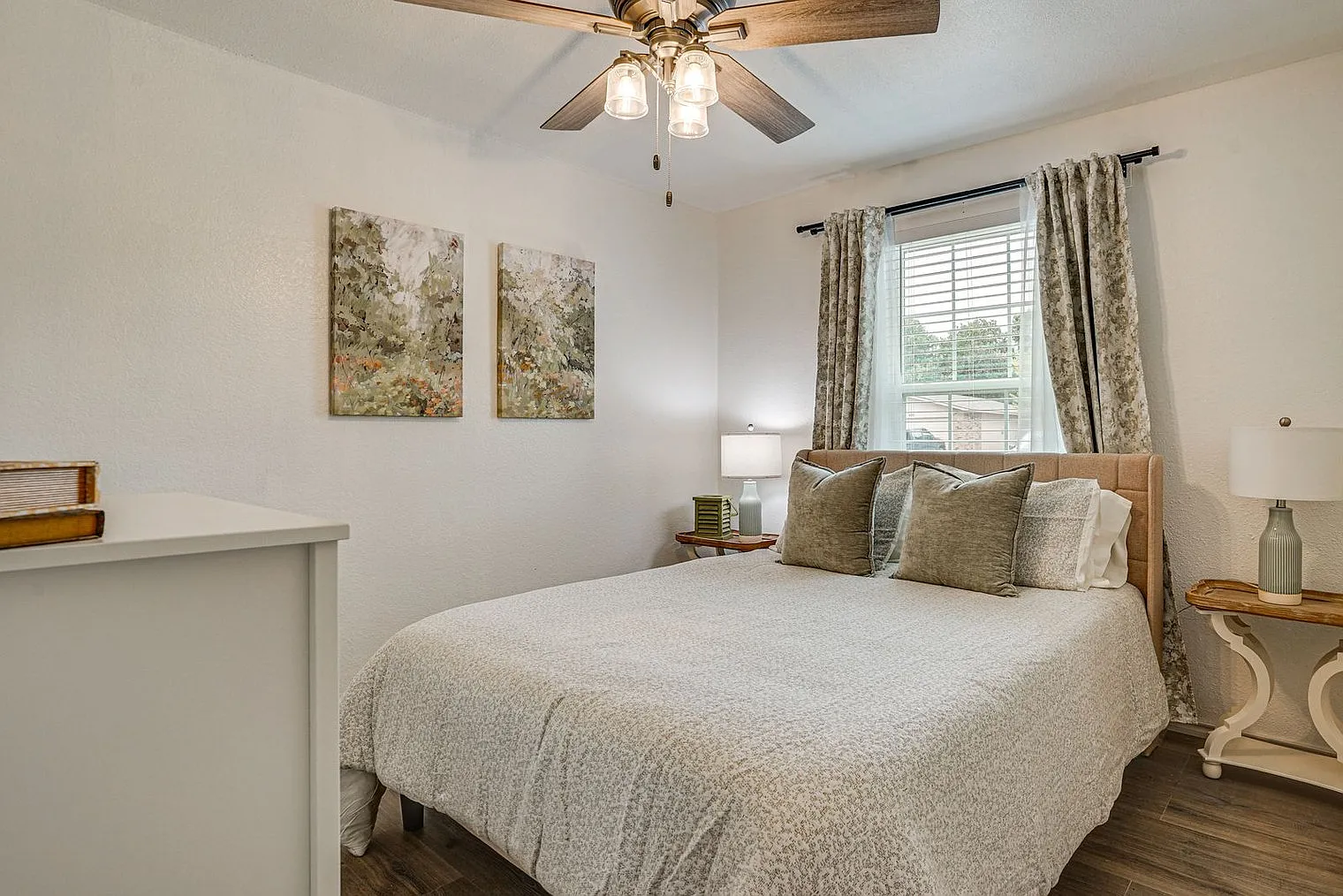 3 bed, 2.0 bath, 1227 sqft, $3,308 — Photo 4