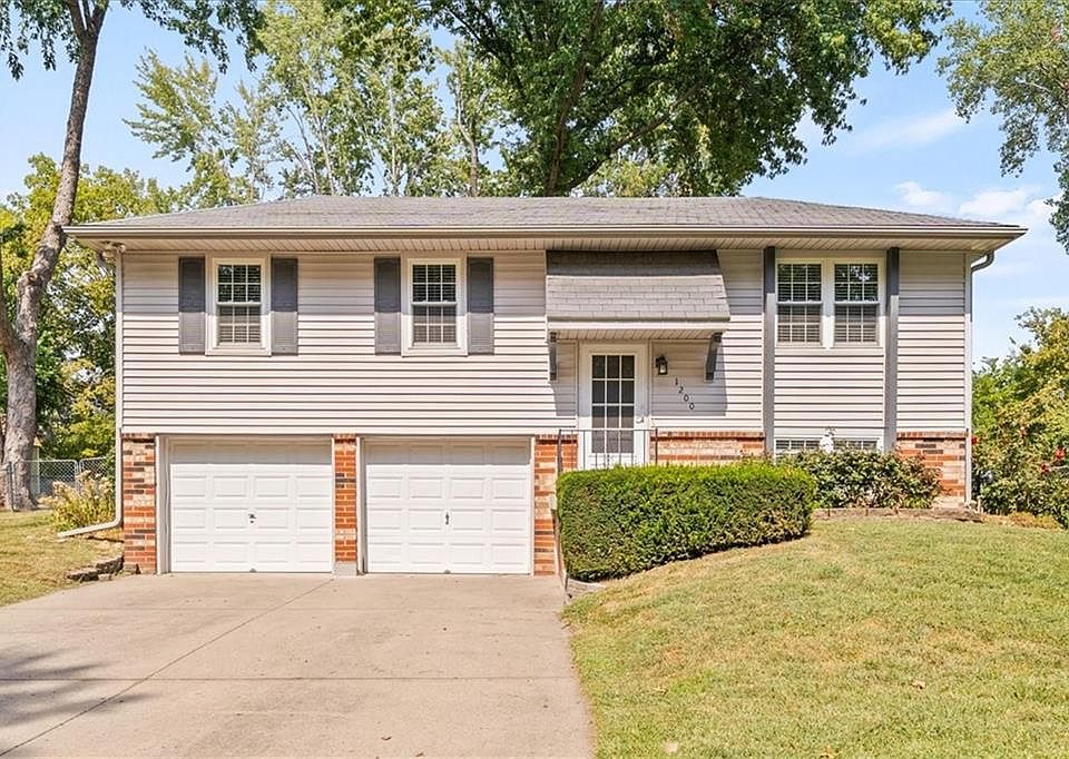 1st image of 1200 NW Golfview Dr