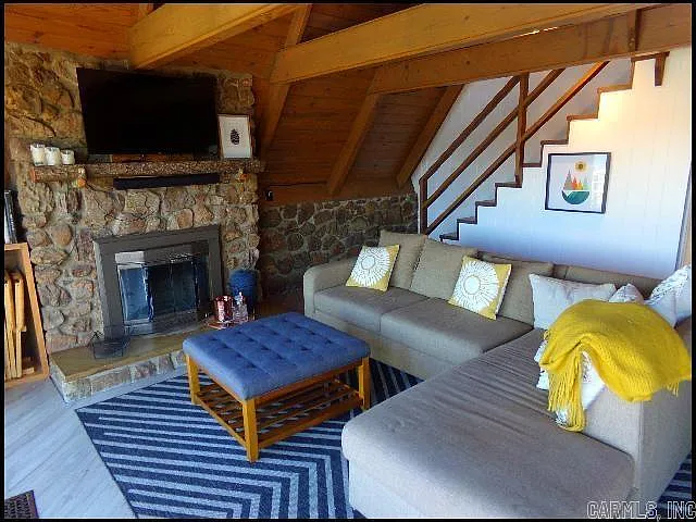 136 Catalina Cir — Photo 2
