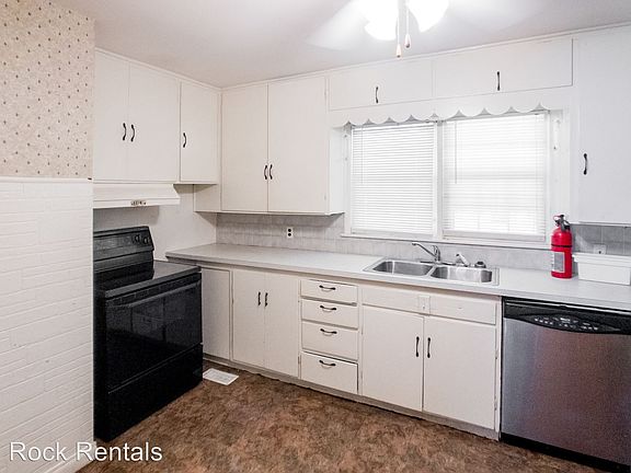 5th image of 3215 N Elm St