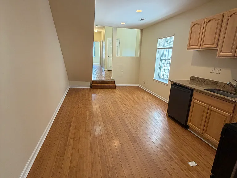 1928 W Diamond St #2 — Photo 5