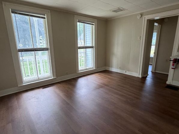 26 Mechanic St APT 1