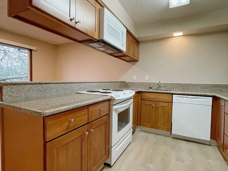 Spacious 2-bedroom apartment homes conveniently located! — Photo 12