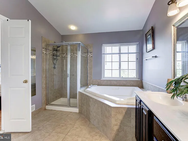 13724 Valley Oak Cir — Photo 27