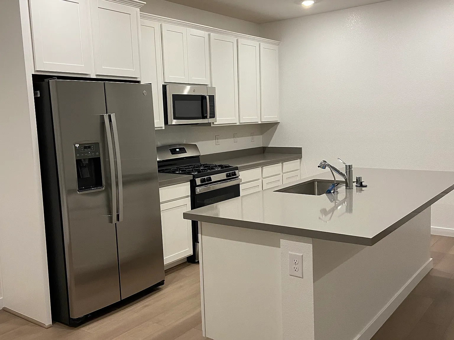 4 bed, 2405 sqft, $2,600 — Photo 2