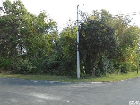 3rd image of 930 Plum Island Ln