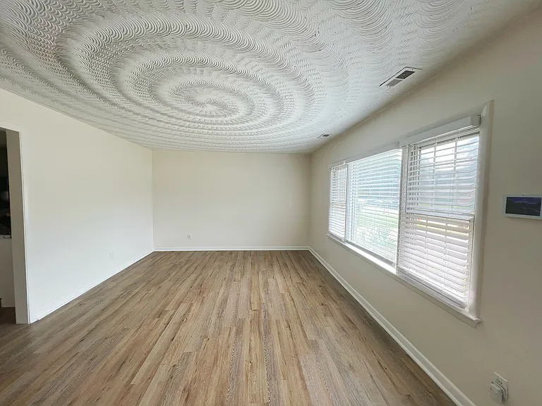 4632 Jeanne St — Photo 2