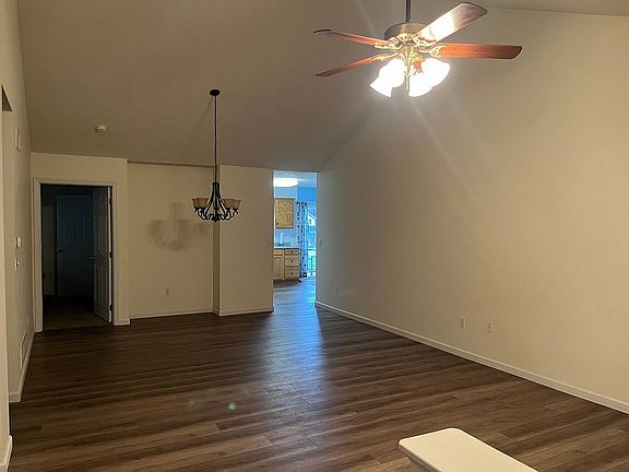 4th image of 1604 Stoneridge Blvd