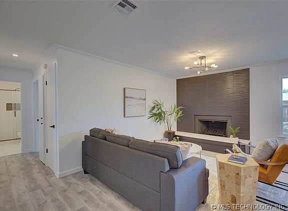 4th image of 1009 W Memphis St