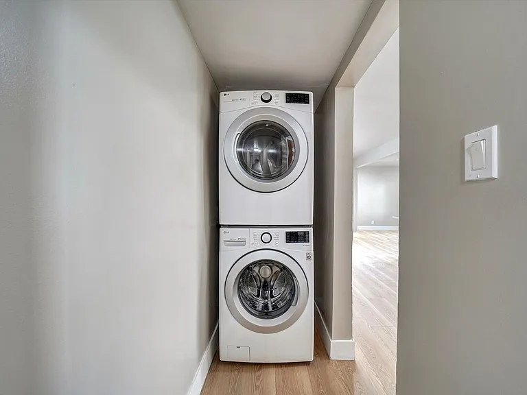 2040 S Sherbourne Dr — Photo 14