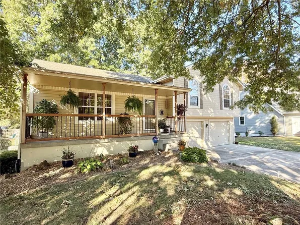 2130 Sunset Cir, Pleasant Hill, MO 64080