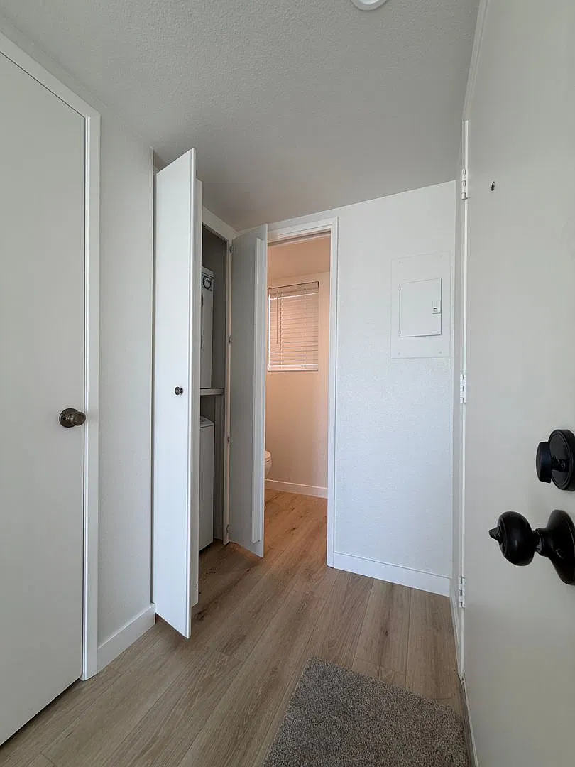 Picture Perfect & Like New 1 Br/ 1.5 Bath 2 Story Condo — Photo 4
