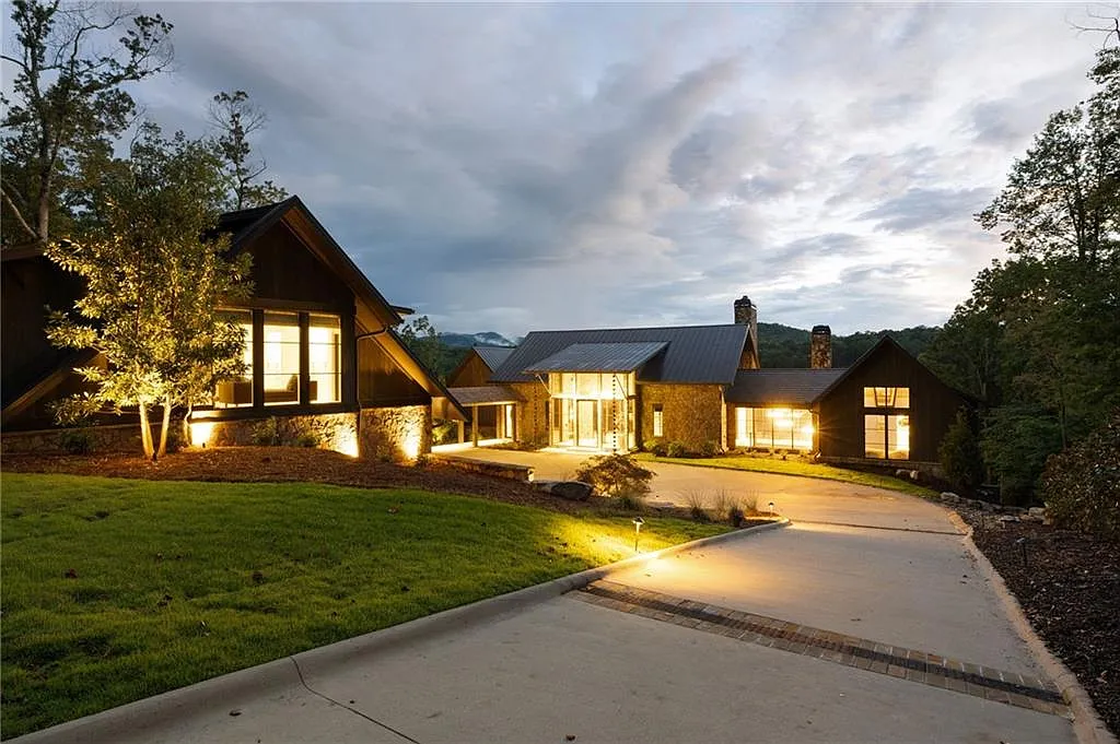 8 bed, 12.0 bath, 11000 sqft, $20,000 — Photo 3