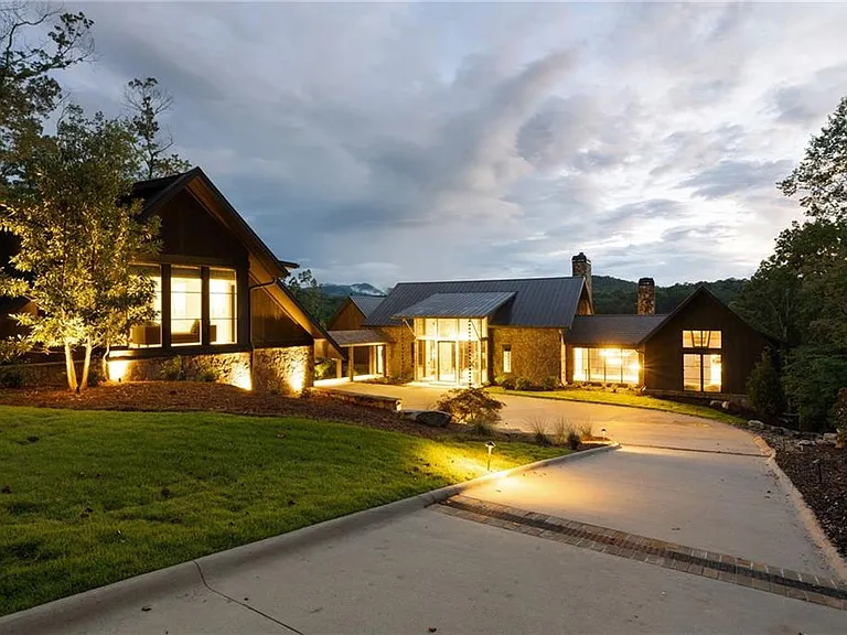 725 Rocky Point Dr — Photo 3