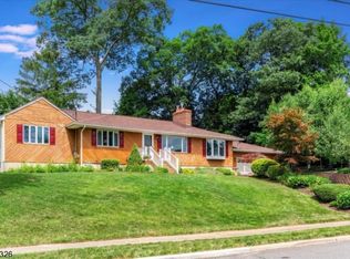 8 Perrelli Ln, Oak Ridge, NJ 07438
