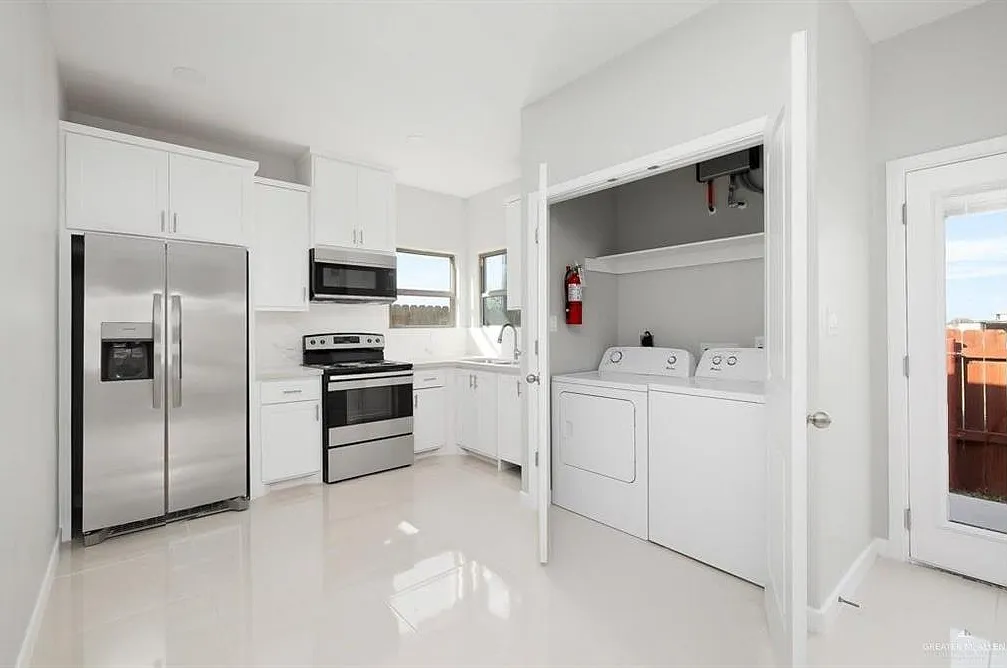 3 bed, 2.0 bath, 1075 sqft, $1,100 — Photo 4