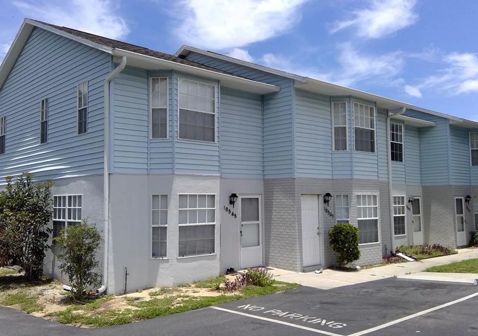 Large 2 bed 1 1/2 bath Town house. — Photo 2