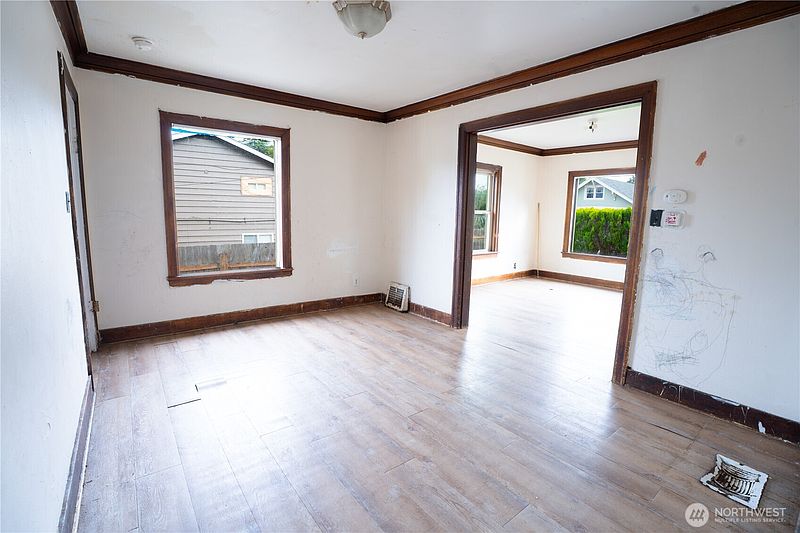 5th image of 4210 S Holly Street