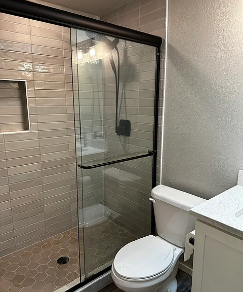 Master Bedroom En Suite Bathroom
1 3/4 Bathroom with Skylight