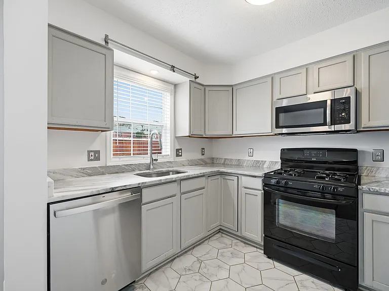 2202 S Nelson St — Photo 3