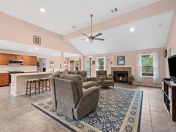 2nd image of 605 Pelican St