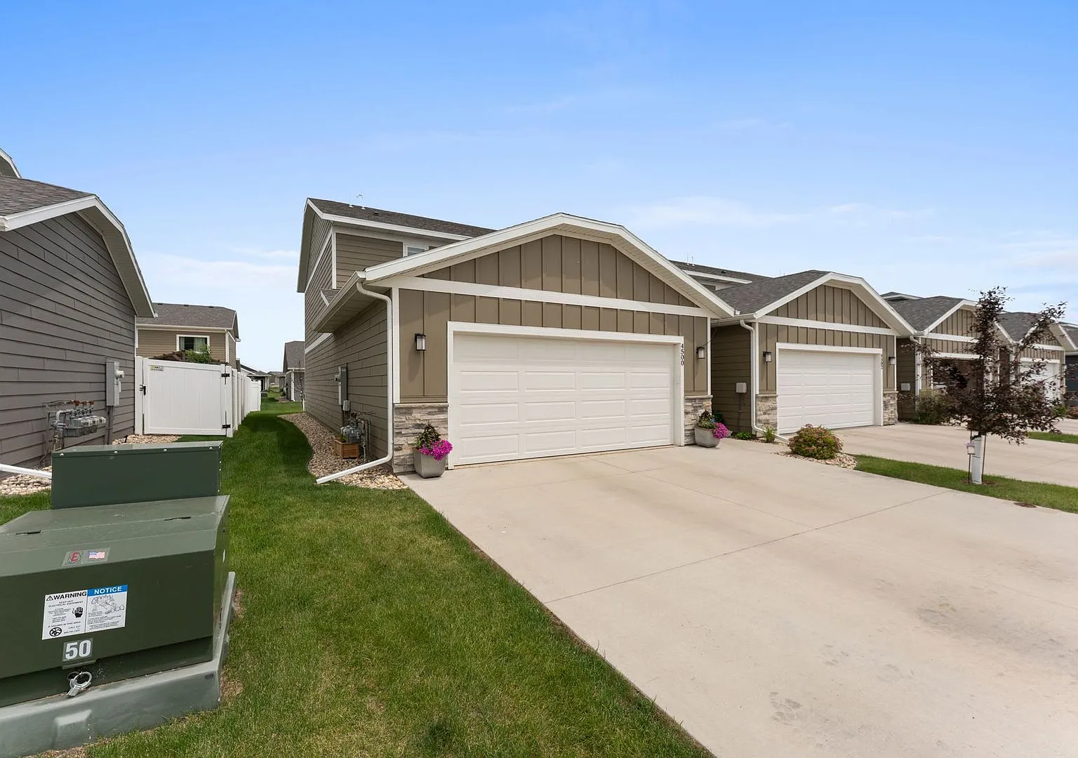 Spacious 3-Bedroom End-Unit Townhome with Main-Level Primary Suite! — Photo 4