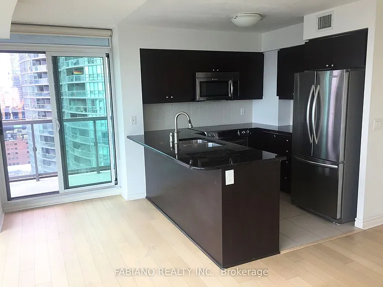 19 Grand Trunk Cres #3302 — Photo 4