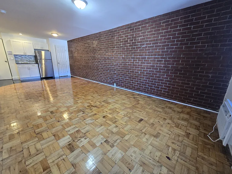 31-28 29th St #1E — Photo 2