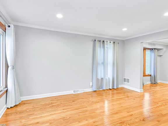 4th image of 4328 Hirschberg Ave