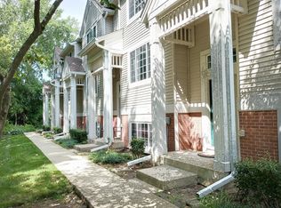 402 Cary Woods Cir, Cary, IL 60013