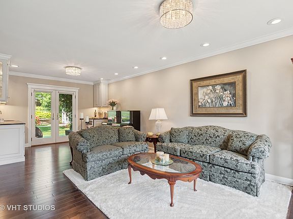4th image of 721 Suzanne St