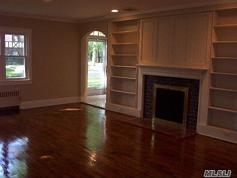 A sumpyuous sunlit livingroom with fireplace