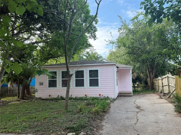 303 Magnusson Ave, Palacios, TX 77465