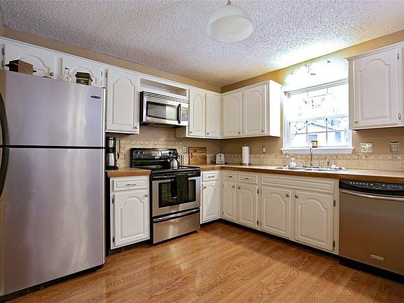 4th image of 22 Heather Cir