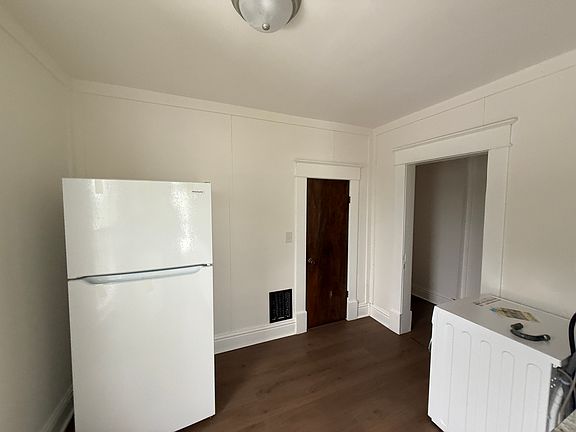 4th image of 929 Elm St #4