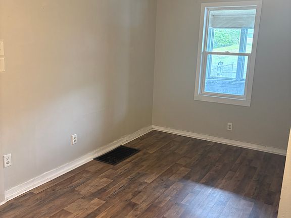 3rd image of 409 Hinckley Blvd