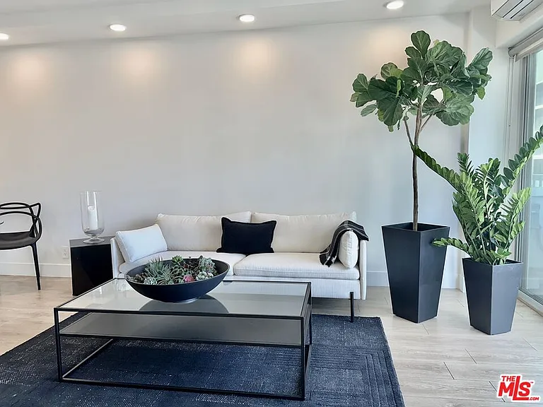 999 N Doheny Dr #904 — Photo 3