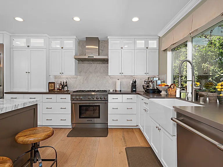 1574 Devonshire Ave — Photo 12