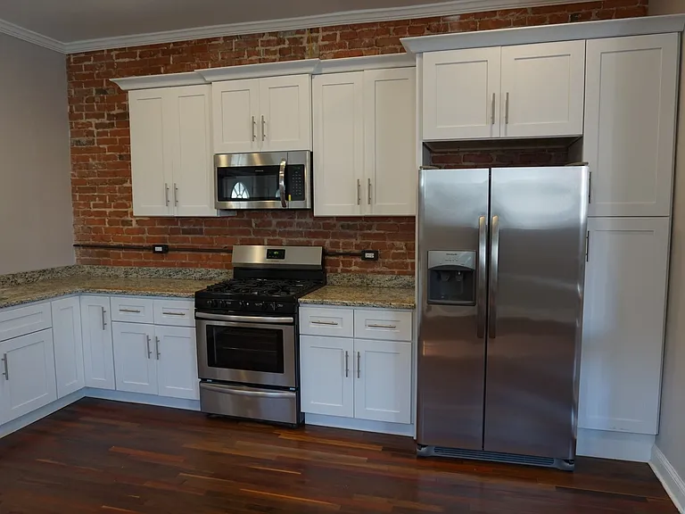 3230 W Berks St — Photo 2