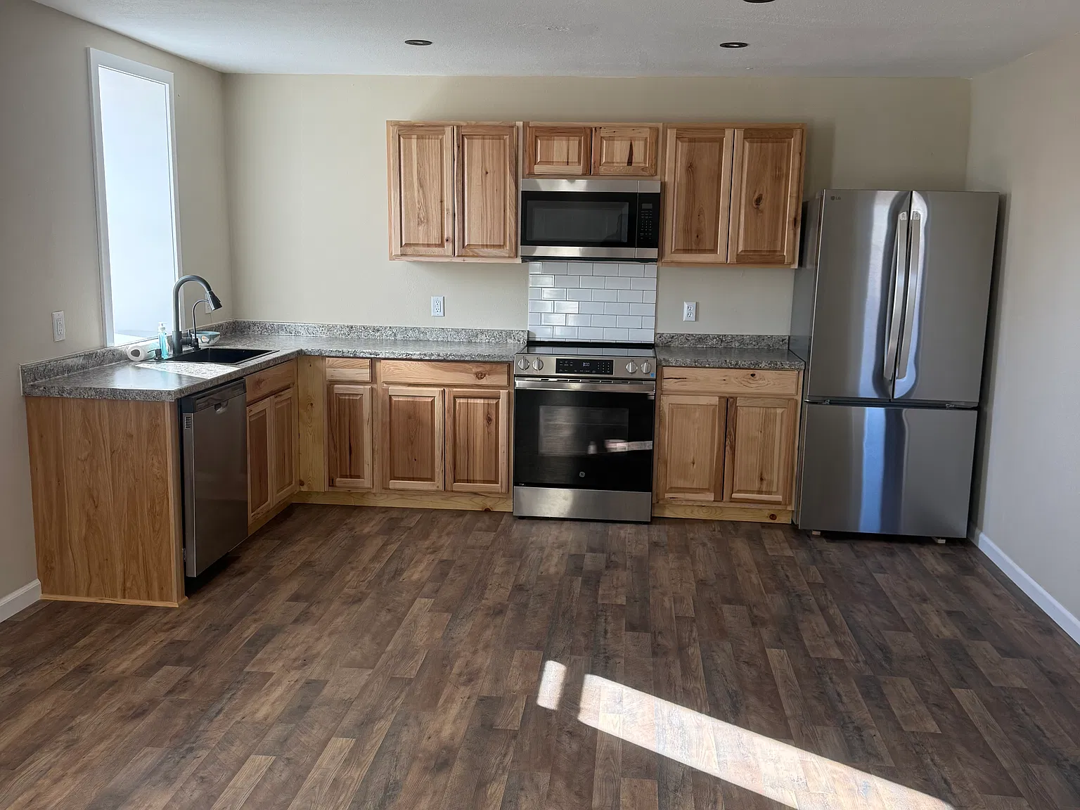 216 Broadway Ave — Photo 2