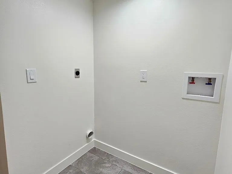 33(835E) — Photo 20