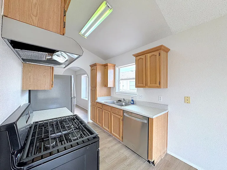 11813 Kings Arms Ct — Photo 8