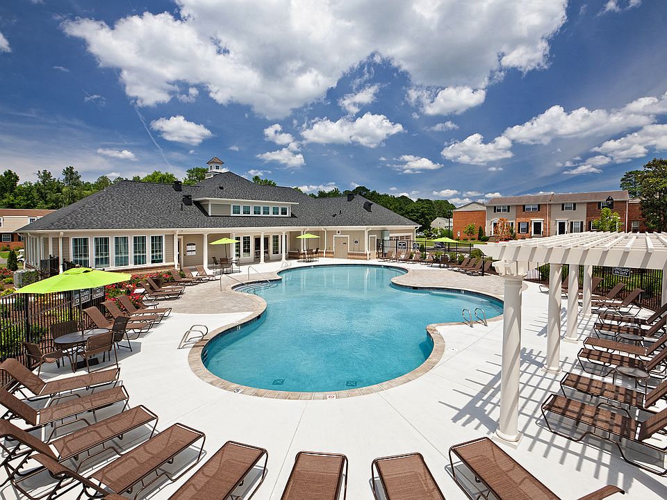 Resort-style Pool and Sundeck with Wi-Fi